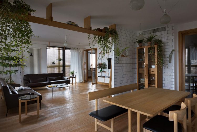 Контраст темных и светлых поверхностей в интерьере просторных апартаментов