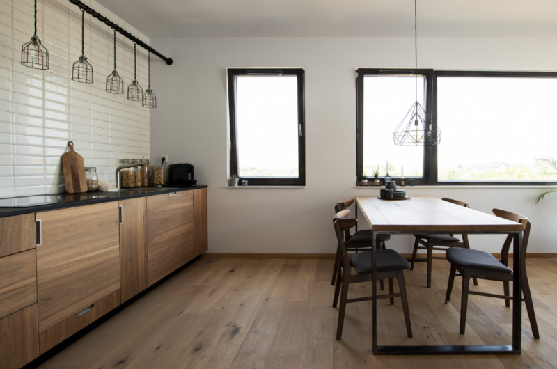 Промышленные акценты и натуральное дерево в дизайне польской квартиры