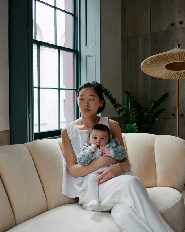 Сочетание дерева, мрамора и натуральных материалов в интерьере уютного особняка