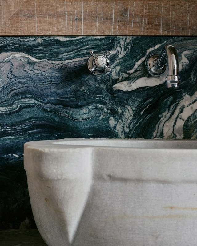 Сочетание дерева, мрамора и натуральных материалов в интерьере уютного особняка