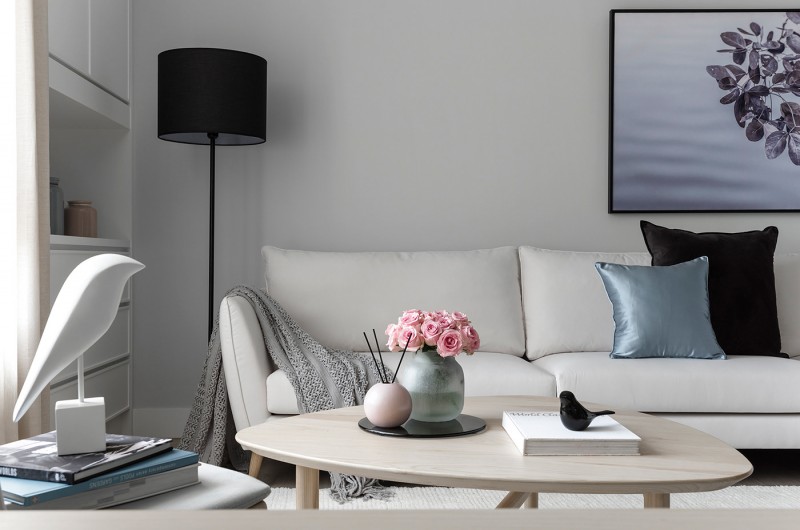 Темные кронтрастные элементы декора в светлом интерьере