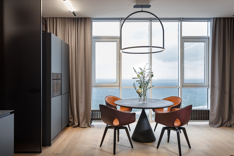 Фокусировка на панорамные окна в студии площадью 69 кв.м.