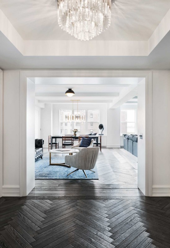 Интерьер апартаментов в Нью-Йорке в нейтральной цветовой гамме с добавлением синих акцентов