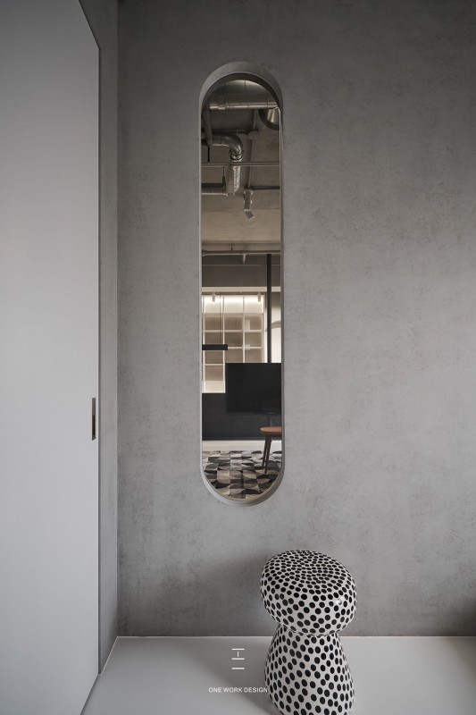 Интерьер просторных апартаментов в индустриальном стиле