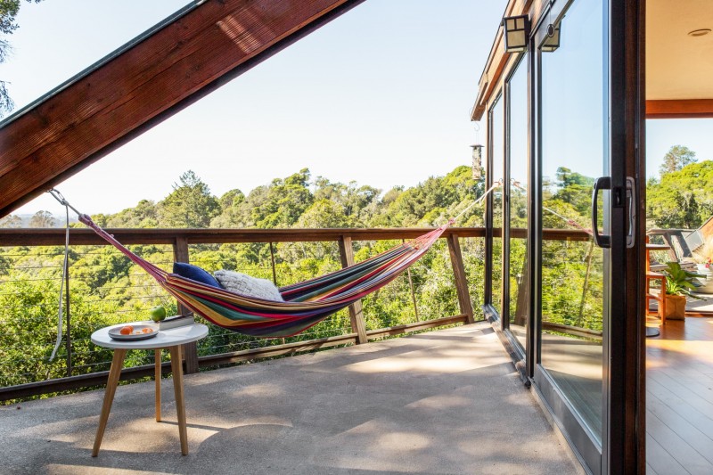 Панорамный вид на лес в уединенном "домике" на дереве Панорамный вид на лес в уединенном "домике" на дереве