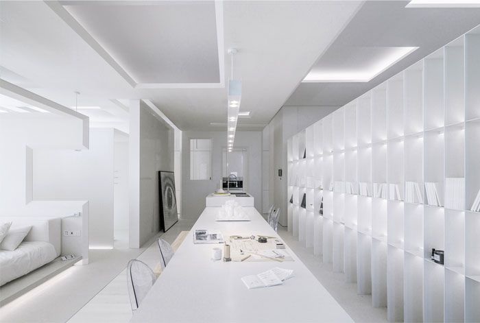 Белоснежный интерьер просторной студии