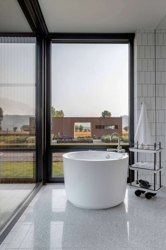 Дерево, сталь, стекло и бетон в интерьере уютной резиденции