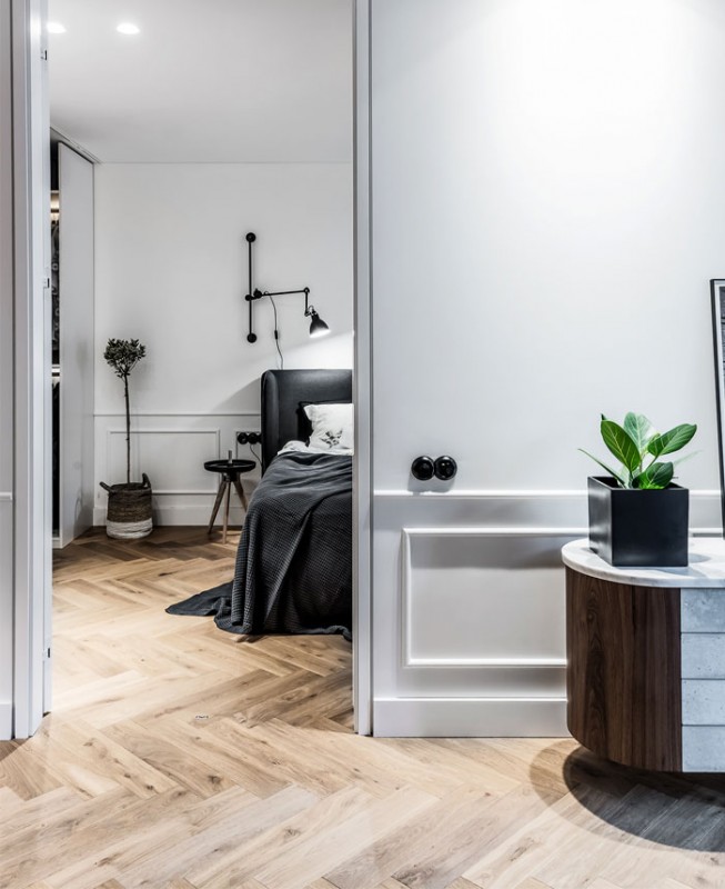 Эклектичная современная квартира, оформленная в серых тонах