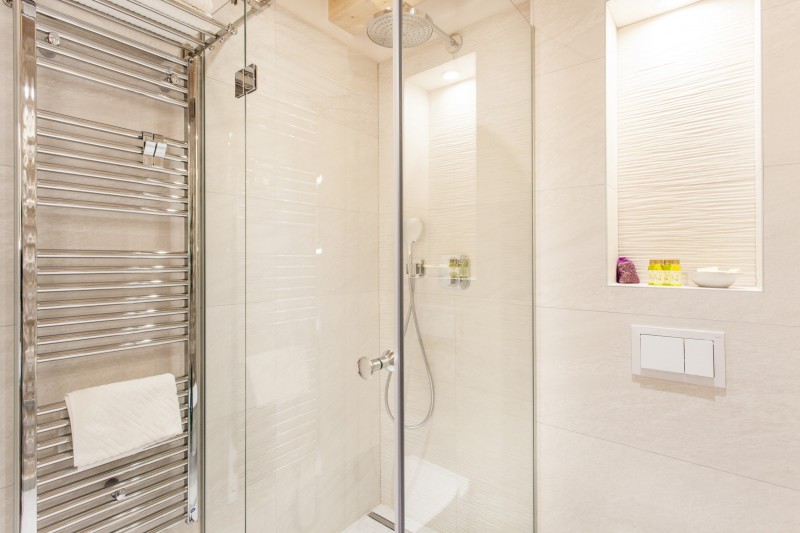 Уютная студия с оригинальными каменными стенами