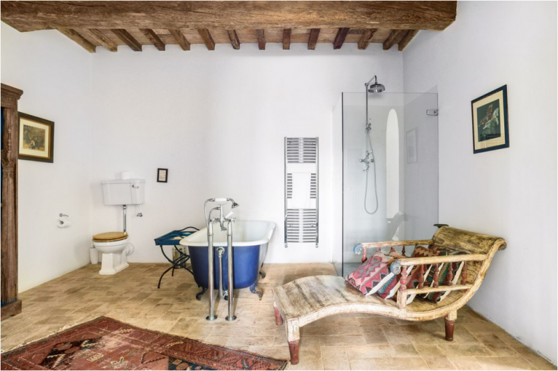 Замковая каменная вилла, расположенная на 84 гектарах леса в пасторальной Тоскане