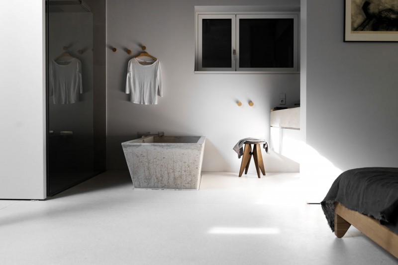 Деревянная мебель, красочные ковры и индустриальные элементы в интерьере особняка в Берлине