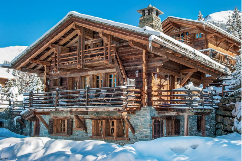 Классическое деревянное шале в Банье, Швейцария