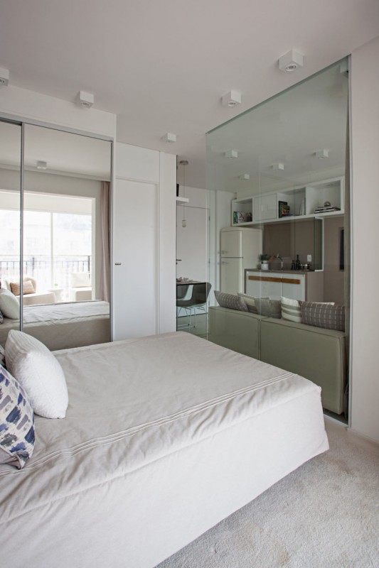 Нейтральная цветовая палитра и стеклянные стены в компактной квартире площадью 35 м2 Нейтральная цветовая палитра и стеклянные стены в компактной квартире площадью 35 м2