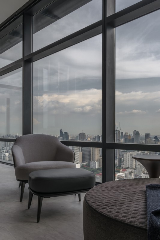 Пентхаус с изысканным декором и панорамными окнами