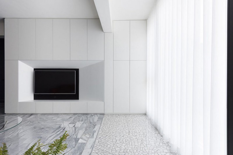 Сочетание черных деталей с белым и синим в интерьере апартаментов в Тайбэе, Тайвань Сочетание черных деталей с белым и синим в интерьере апартаментов в Тайбэе, Тайвань