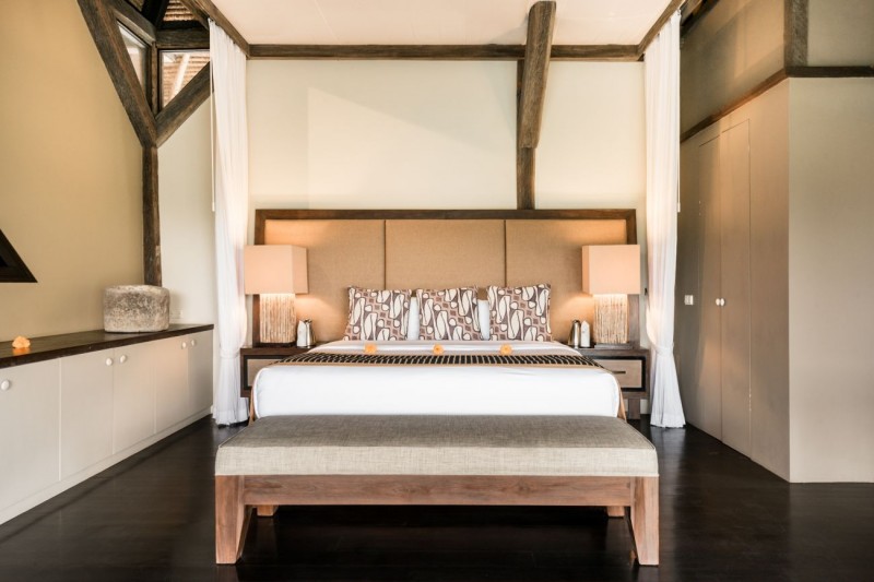 Современная вилла с соломенной крышей и видом на джунгли