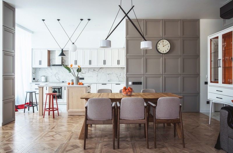 Светлые апартаменты с яркими акцентами