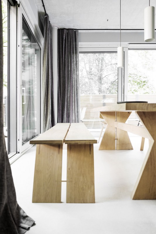 Деревянная мебель, красочные ковры и индустриальные элементы в интерьере особняка в Берлине