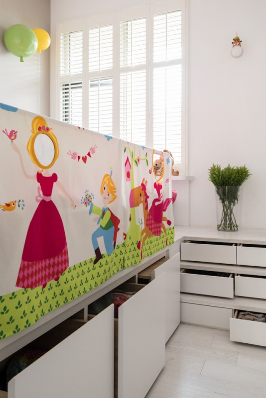 Яркие акценты в белоснежном интерьере