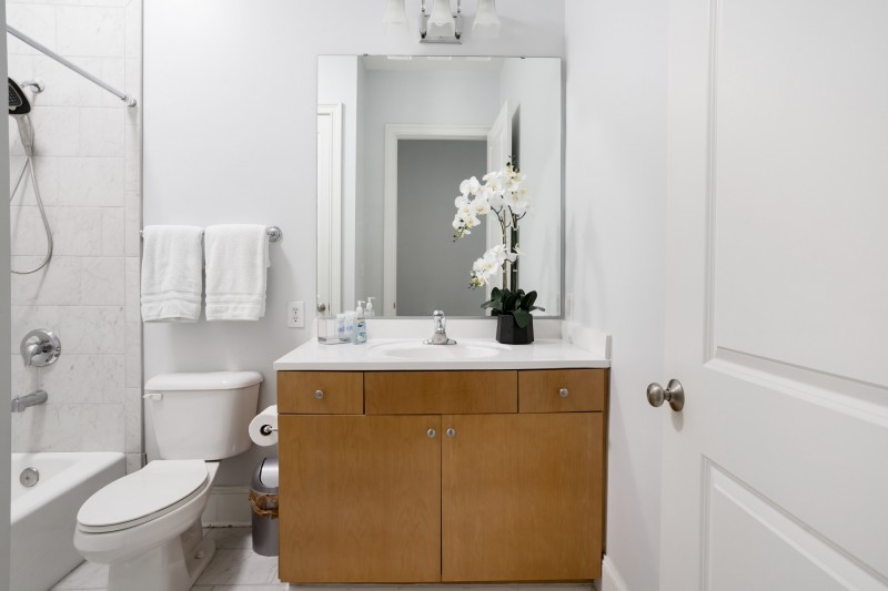 Нейтральные тона, оттенки синего и деревянные акценты в интерьере квартиры в Северной Каролине