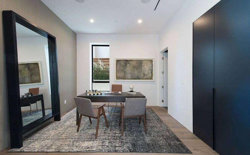 Роскошная современная резиденция, расположенная в Лос-Анджелесе