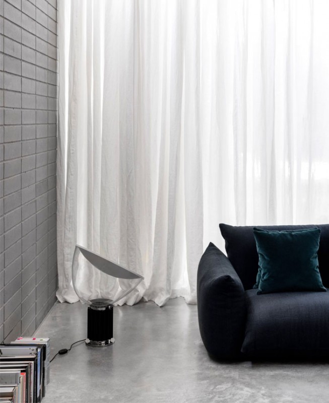 Серый камень и дерево в интерьере дома в Мельбурне, Австралия