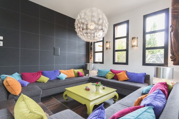 Смелое использование ярких цветов на вилле во Франции