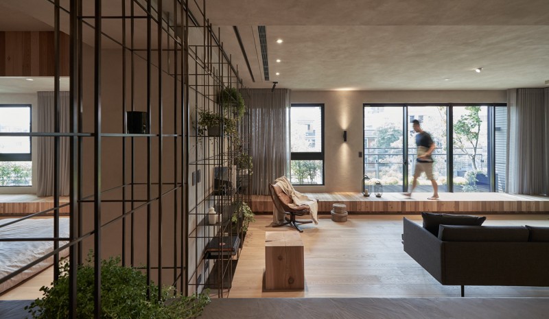 Сочетание дерева и металла в дизайне просторного семейного дома