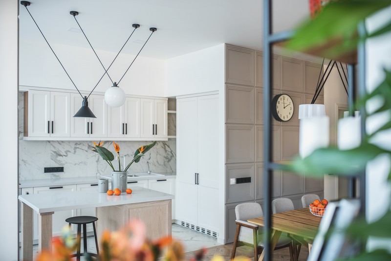 Светлые апартаменты с яркими акцентами