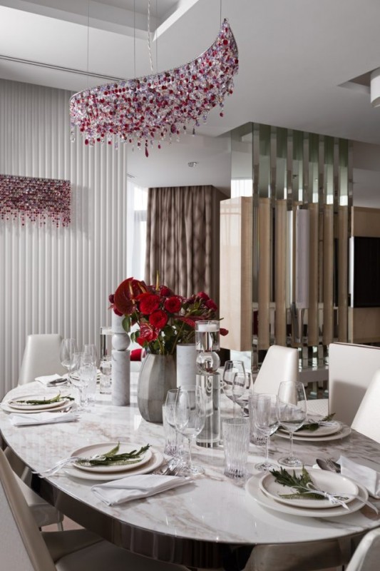 Светлый интерьер с яркими акцентами