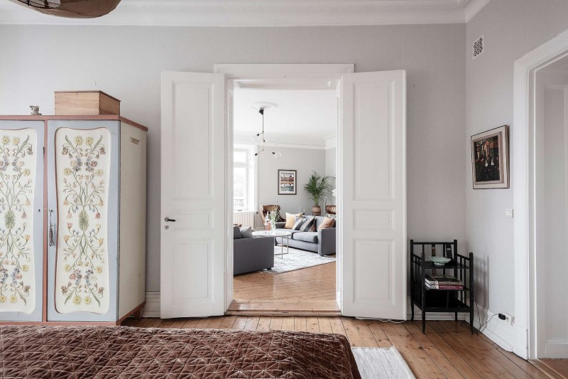 Высокие потолки и хорошо сохранившиеся детали начала ХХ века в апартаментах в Стокгольме