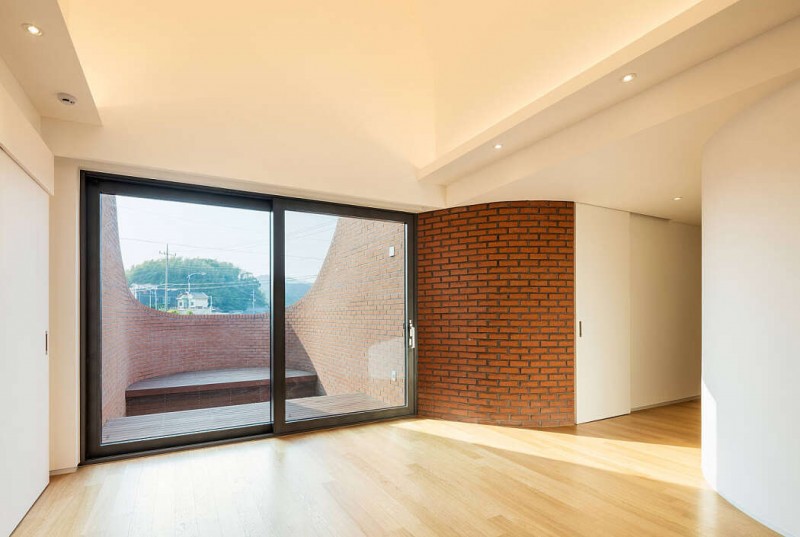 Заборная стена как часть здания в дизайне дома в Южной Корее