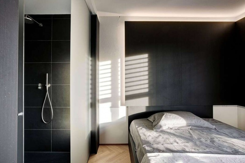 Акцентные черные деревянные панели в интерьере компактной квартиры