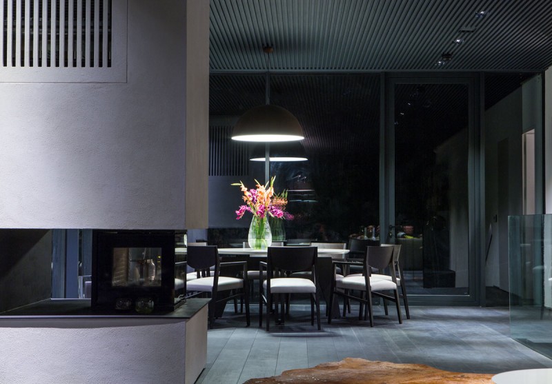 Интерьер двухэтажного дома в лесу