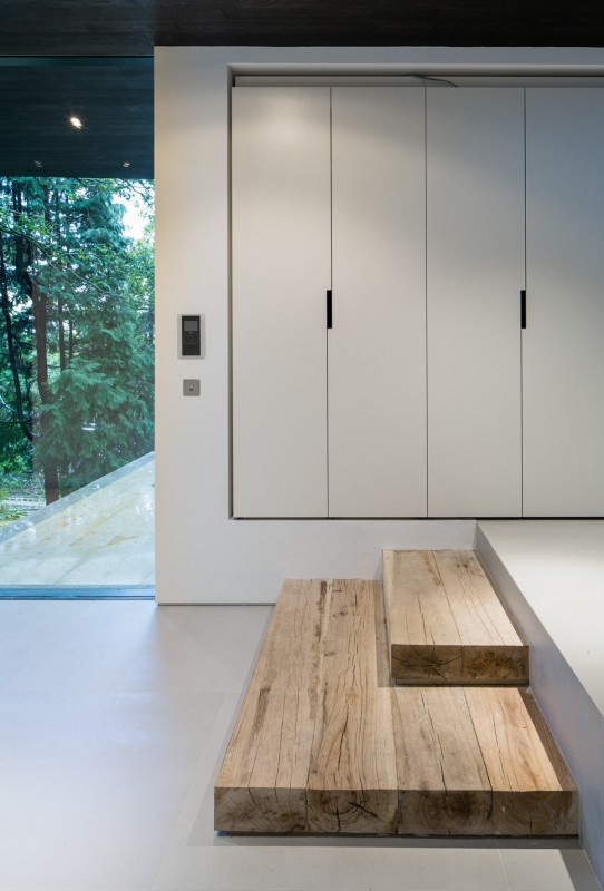 Интерьер двухэтажного дома в лесу