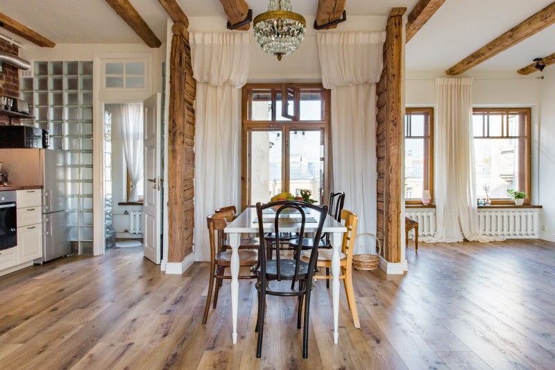 Интерьер уютной стильной мансарды