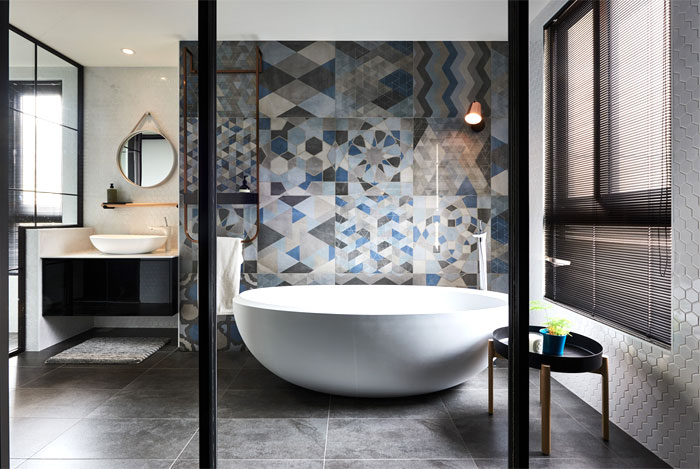 Стекло в металлическом каркасе для разделения квартиры на несколько комнат