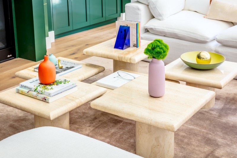 Светлый интерьер с яркими акцентами