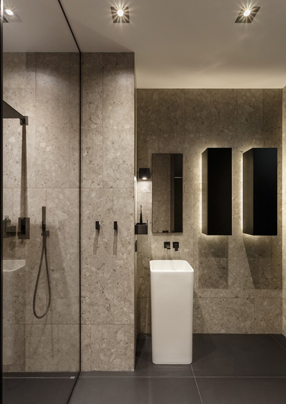 Фокусировка на панорамные окна в студии площадью 69 кв.м.