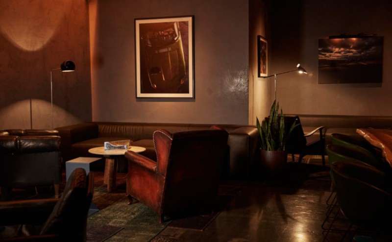 Клуб любителей классических автомобилей, расположенный на пристани 76 на реке Гудзон, Нью-Йорк