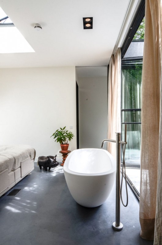 Лофт, расположенный в старом здании начала XVII века в Амстердаме Лофт, расположенный в старом здании начала XVII века в Амстердаме