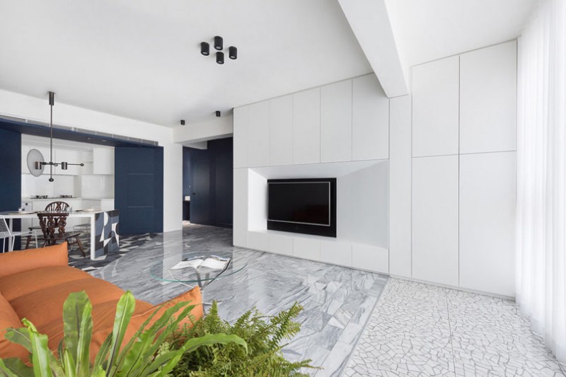 Сочетание черных деталей с белым и синим в интерьере апартаментов в Тайбэе, Тайвань Сочетание черных деталей с белым и синим в интерьере апартаментов в Тайбэе, Тайвань