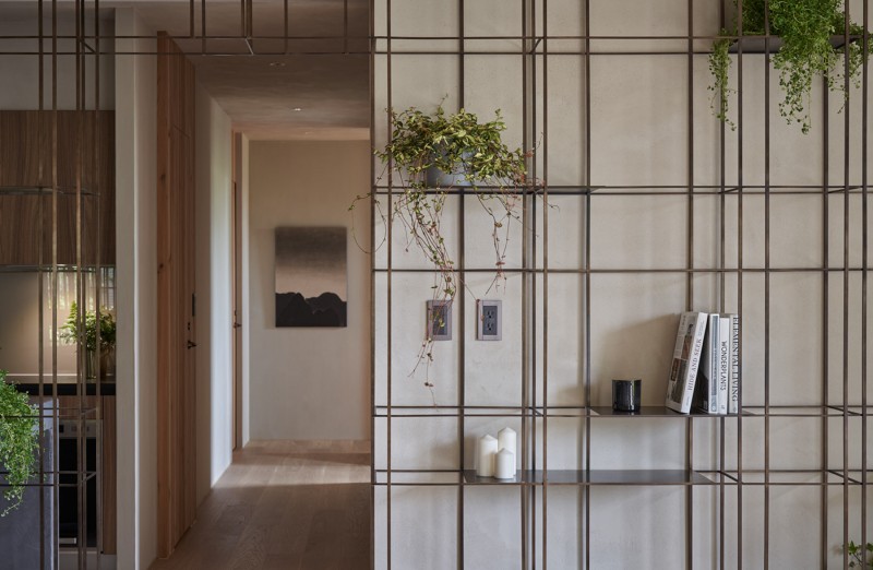 Сочетание дерева и металла в дизайне просторного семейного дома