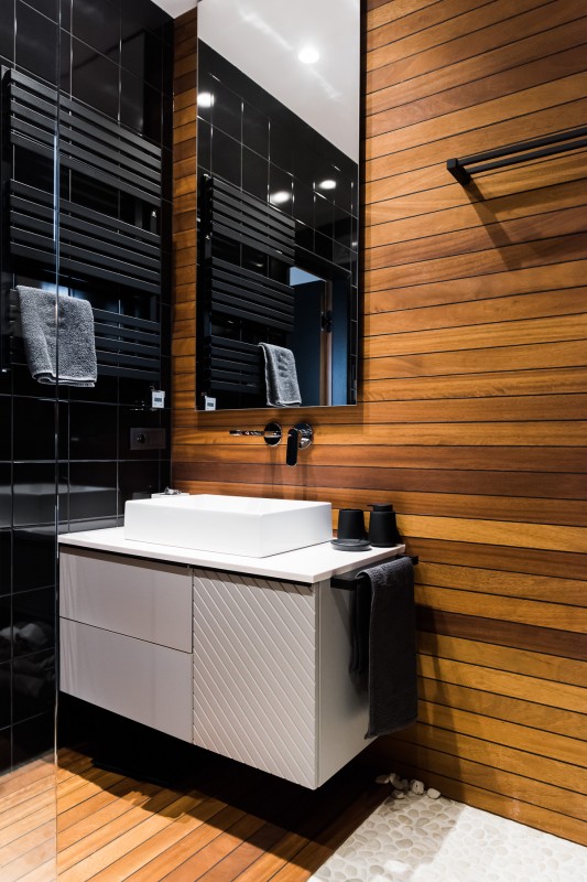 Сочетание дерева и мрамора в интерьере дома в Вильнюсе