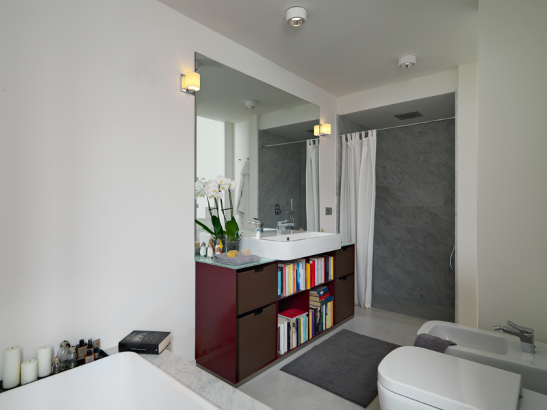 Светлая квартира с яркими элементами декора