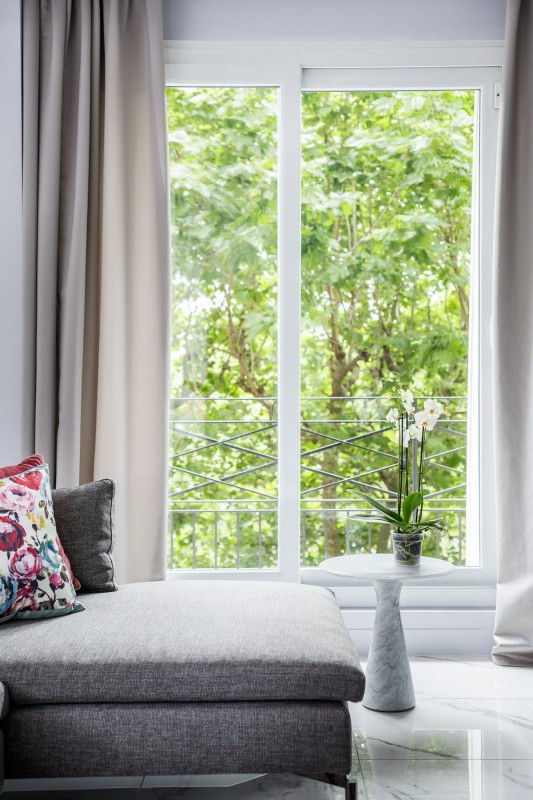 Эклектичная квартира с приятным видом из окна в Париже