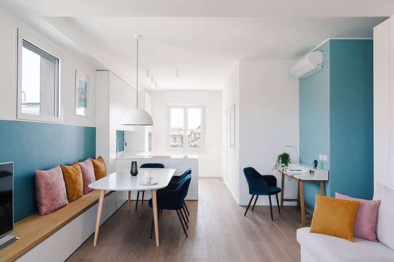 Яркие акцентные стены и мебель в интерьере светлой квартиры