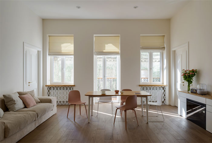 Комфортный, без лишних деталей интерьер светлых апартаментов