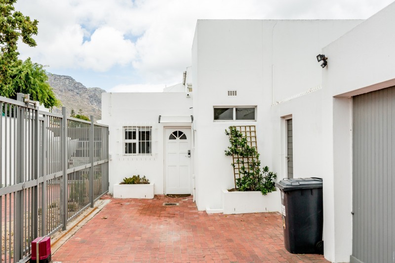 Приглушенные оттенки и элегантная современная мебель в интерьере апартаментов в Кейптауне Приглушенные оттенки и элегантная современная мебель в интерьере апартаментов в Кейптауне