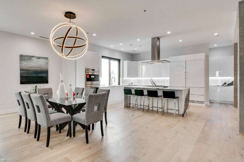 Современная двухуровневая квартира, расположенная в Чикаго, штат Иллинойс